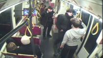 Viyana’da Tramvayda Şiddetli Gasp Girişimi: Polis İki Şüpheliyi Arıyor