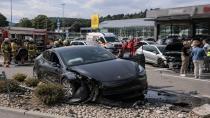 Tesla Otoparka Daldı: 6 Yaralı