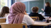 13 Yaşındaki Kız Başörtüsünden Vazgeçmedi