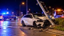 Alkollü ve ehliyetsiz sürücü trafik lambasına çarptı